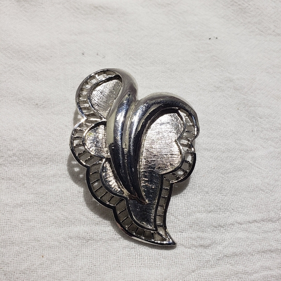 Vintage Coro Silvertone Angel Wings Brushed Metal and Filigree Border Pendant - Picture 2 of 6